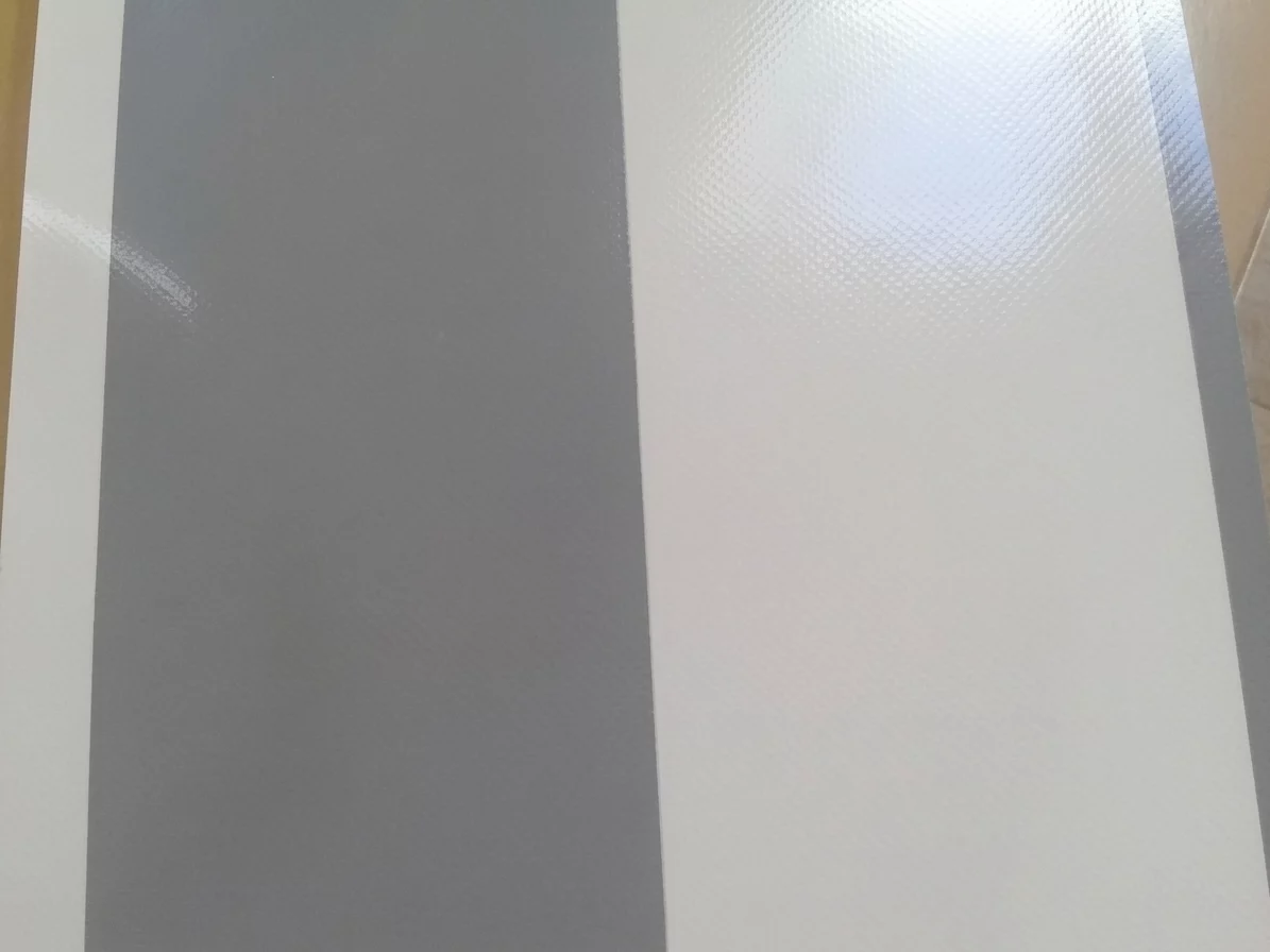 BACHE PVC 700 G RAYE BLANC GRIS LARGEUR 3,00 M ANTI-FEU M2 GRIS LE ML